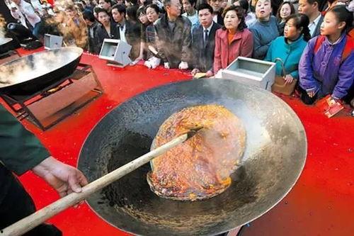 瓜姐居民楼火锅免费吃现场,免费大餐，邻里共享欢乐时光  第2张